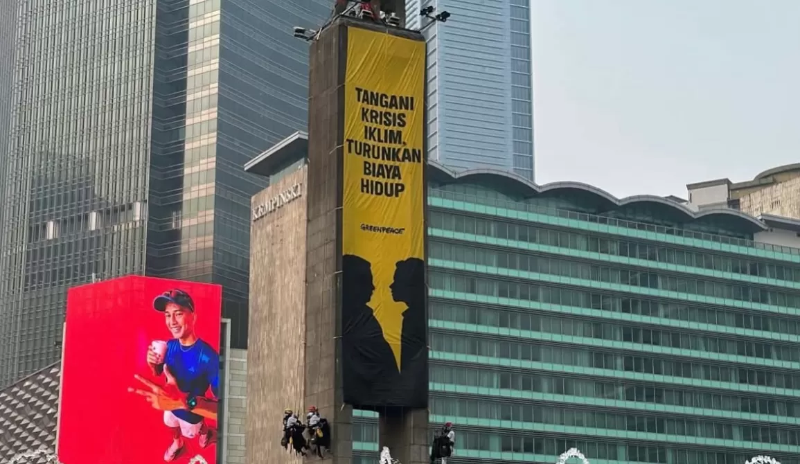 Bentangkan Spanduk Krisis Iklim di Bundaran HI, Enam Aktivis Greenpeace Dievakuasi