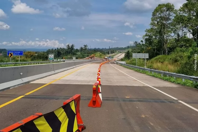 Ilustrasi Jalan Tol Trans Sumatera (JTTS) yang pembangunannya terus dieksekusi oleh Pemerintah Pusat. Ada 7 kerugian yang akan dialami Pulau Sumatera jika proyek ini tidak pernah dikerjakan oleh pemerintah. (Instagram: kemenpupr)