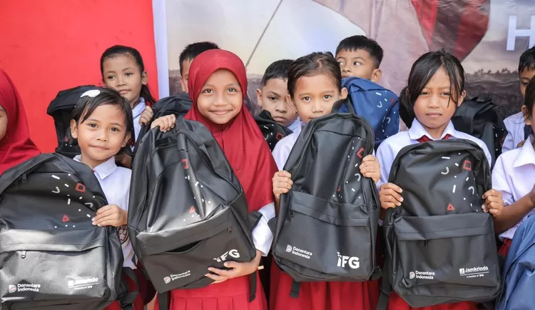 Indonesia Financial Group (IFG) bersama anggota holding menyalurkan sebanyak 4.000 paket perlengkapan sekolah kepada anak-anak sekolah dasar (SD) di tiga wilayah di Sulawesi Utara.