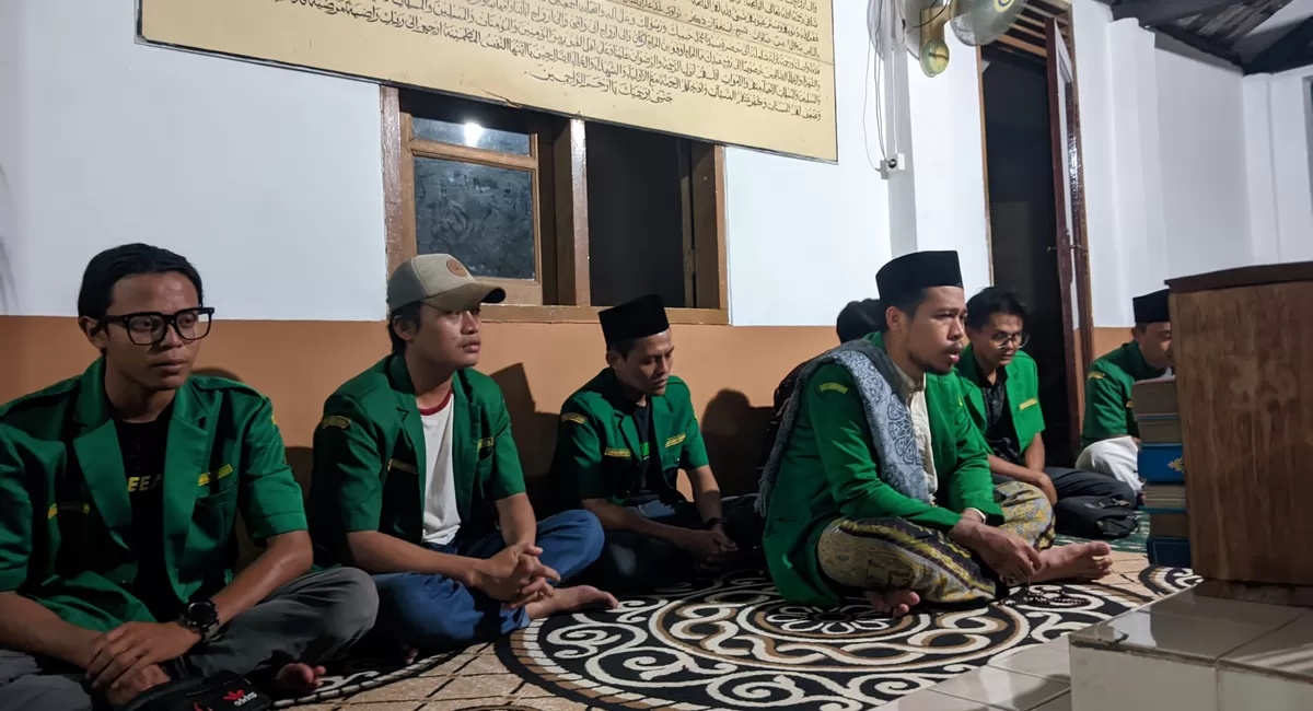 GP Ansor Karangtengah menggelar ziarah ke makam KH Opo Musthofa. (FOTO: Ist)