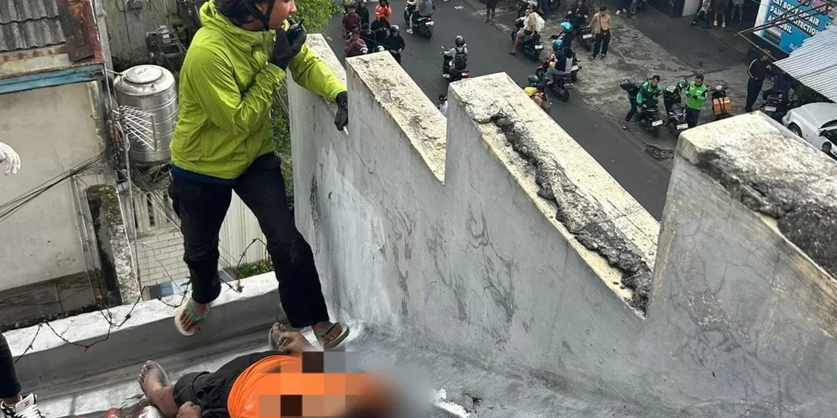 Peristiwa tersebut terjadi sekitar pukul 11.30 WIB. Korban diketahui datang ke rumah pemilik untuk menawarkan jasa perbaikan genteng dan talang yang mengalami kerusakan.