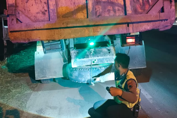 Polisi menunjuk bekas benturan di bagian belakang truk di jalan lingkar Kaliwungu.  (dokumen)