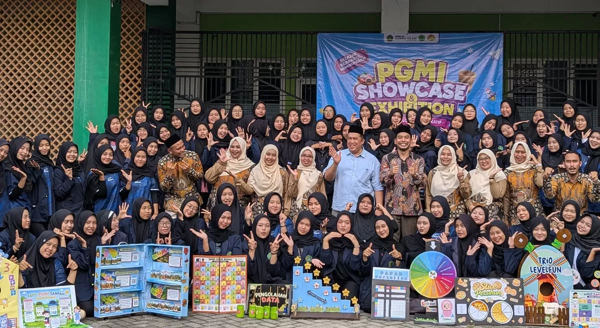Mahasiswa PGMI Unisla pamerkan puluhan karya inovatif berbasis potensi lokal. (FOTO: Ist)