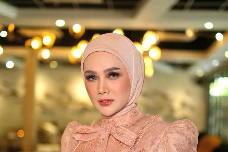 Mulan Jameela diterpa isu selingkuh ditengah isu cerai dari Ahmad Dhani. Netizen soroti ini
