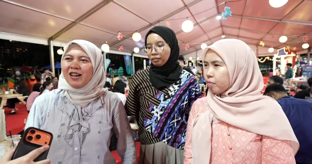 Tiga pekerja kantoran yang sengaja menyambangi Imlek Festival 2577 untuk berburu takjil dan menikmati momen berbuka puasa bersama. (Kalimantansatu.com/Dok. IST)