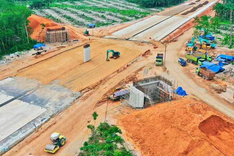 Jalan Tol Bayung Lencir-Tempino dibangun dalam 3 (tiga) seksi pembangunan. Dua diantaranya berada di Suamtera Selatan dan telah mencapai setengah progres konstruksi. Jalan tol ini dtargetkan rampung Juli tahun 2024 (Instagram: Kemenpupr)