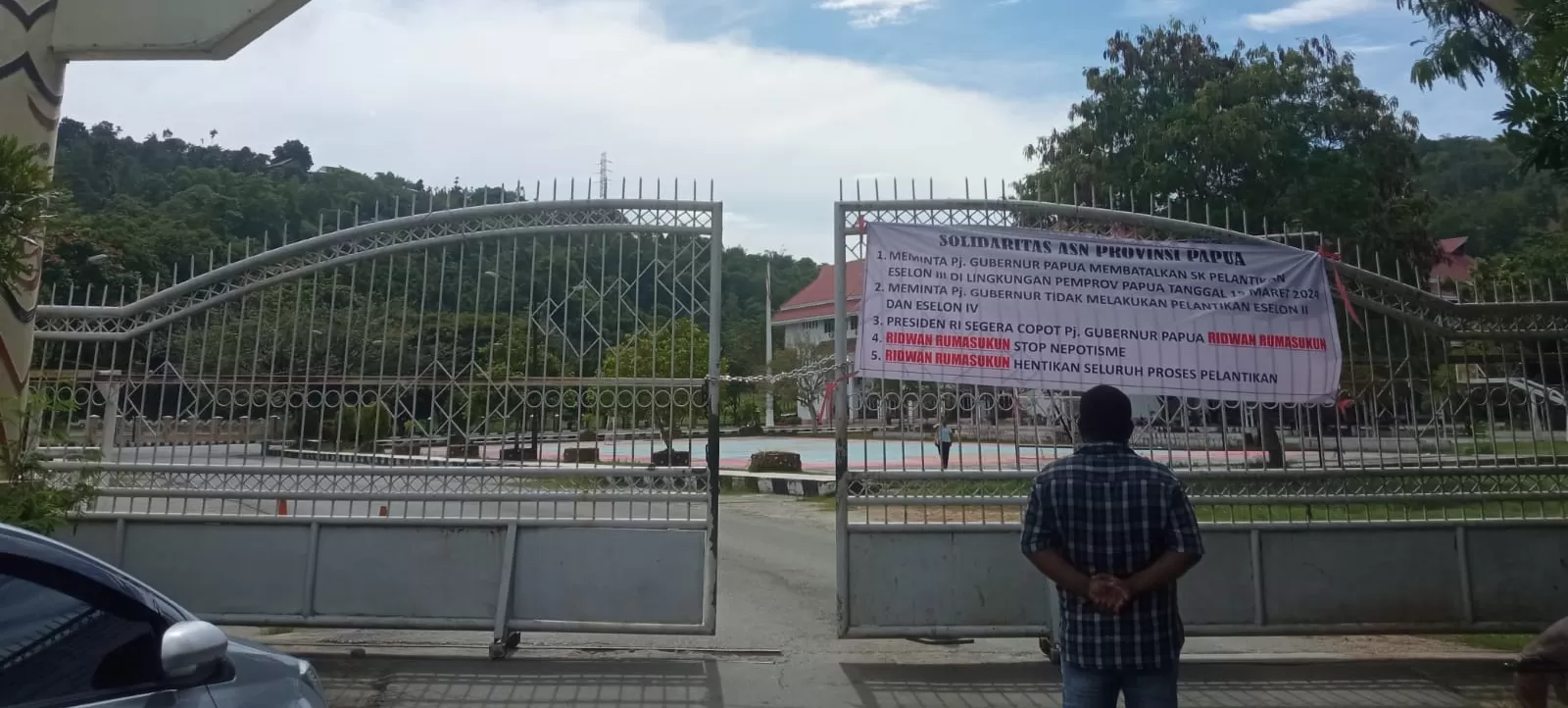 Aksi palang Kantor Dinas Otonom Papua di Kotaraja, Kota Jayapura. Aksi ini dilakukan Solidaritas ASN Pemprov Papua, Rabu (3/4/2024). (CENDERAWASIH POS/Jimianus Karlody)