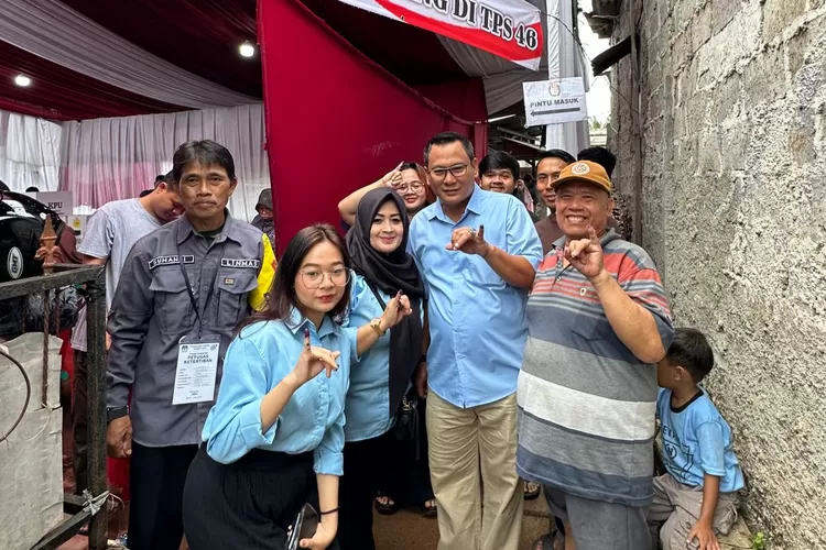 Ketua Komisi A DPRD Kota Depok, Hamzah menggunakan hak suaranya di TPS 46, RT4/7, Cimpaeun, Kota Depok, Rabu (14/2). (RADAR DEPOK)