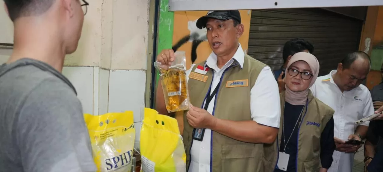 Dari pasar tradisional, BULOG pastikan kebutuhan minyak goreng masyarakat tetap terpenuhi.