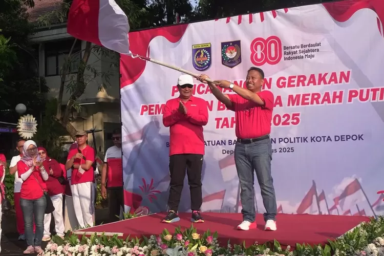 Walikota Depok, Supian Suri melepas kirab kegiatan Pencanangan Pembagian Bendera Merah Putih di Lapangan Depok Open Space, Minggu (10/08/25). (PEMKOT DEPOK)