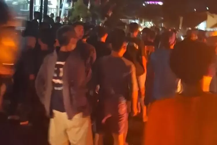 Ratusan warga gelar aksi demo malam ini di Rujab Bupati Morut terkait pemadaman listrik berkepanjangan. Foto: Istimewa