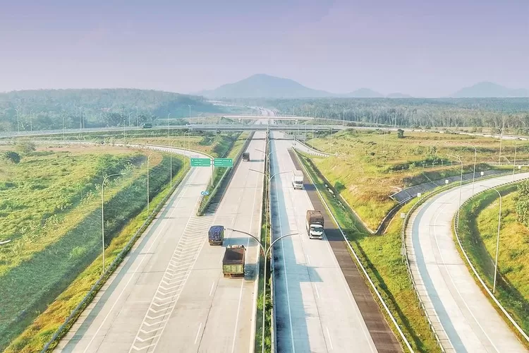 Hutama Karya siap mengakselesari pembangunan jalan tol bagian dari Jalan Tol Trans Sumatera (JTTS) tahap 2 (dua). Riau hingga Lampung dapat terkoneksi di awal tahun 2026.  (Instagram: pupr_bpjt)
