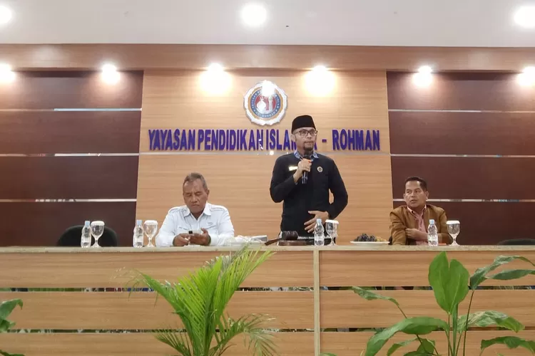 Ketua BMPS Kabupaten Bogor Agus Sriyanta (tengah) dan anggota DPRD Dadeng Wahyudi (kanan), saat membuka pelatihan bagi kepala sekolah swasta.