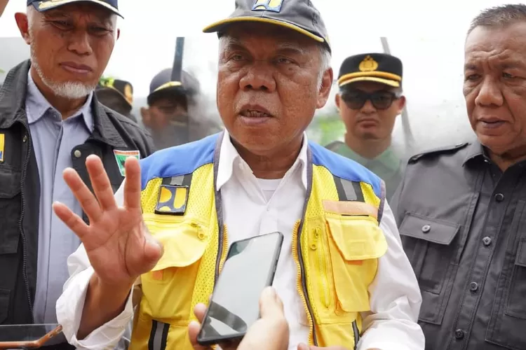 Sumatera Barat dilanda banjir dan tanah longsor ynag parah. Salah satu jalan penghuung di Pesisir Selatan yang kerap dijadikan jalur distribusi Pertamina mengalami gangguan dan butuh 2 minggu untuk dinormalkan. (Instagram: kemenpupr)
