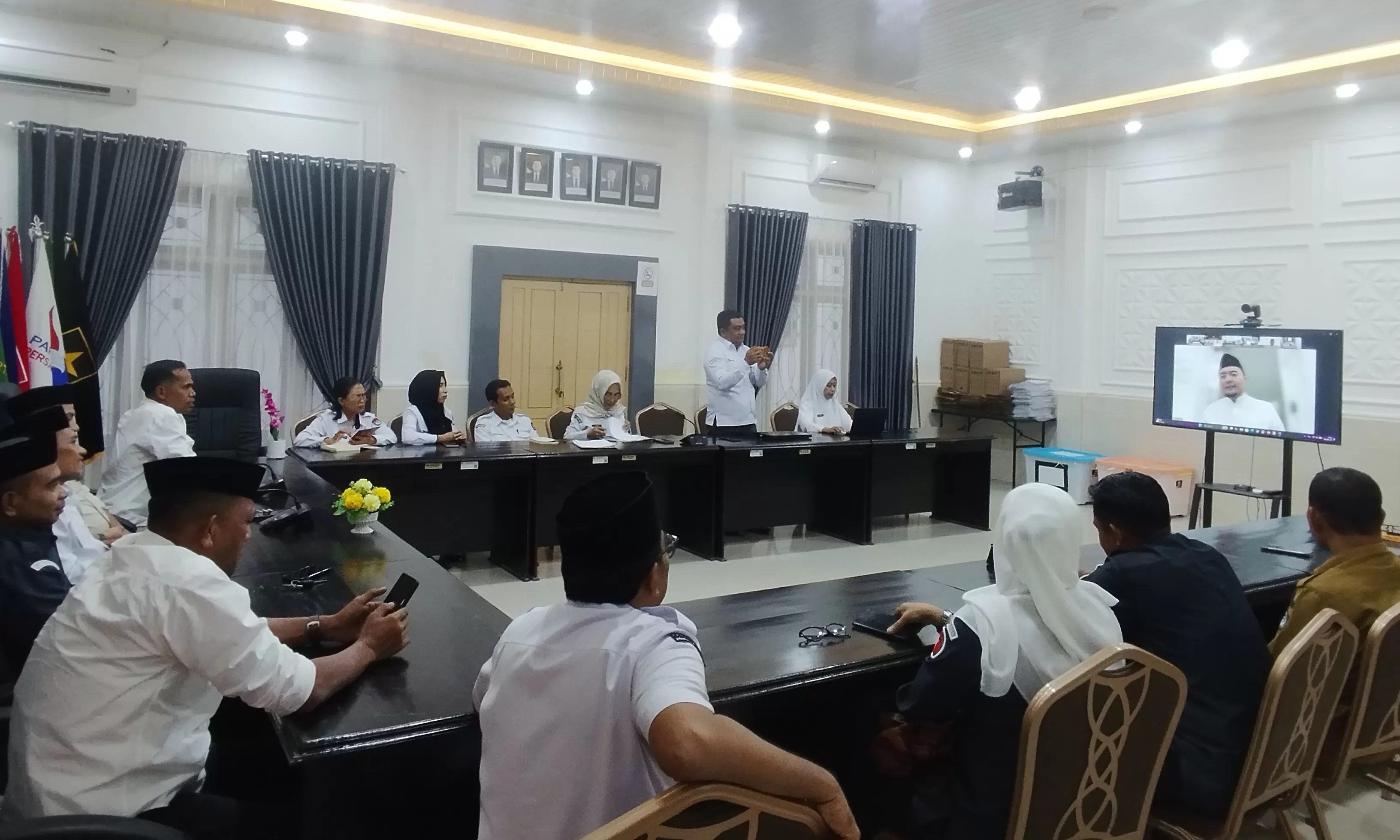 Jajaran KPU Kendari dan Bawaslu saat mengikuti wejangan dari Ketua KPU RI secara daring. 