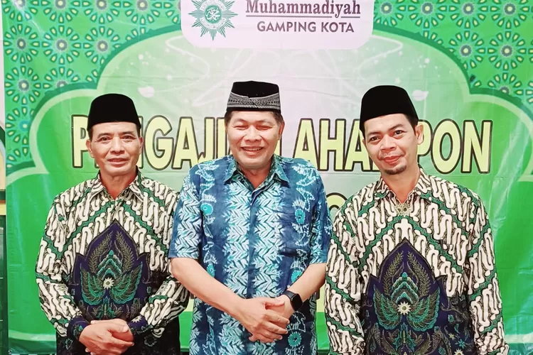 Ust.DR.H. Khamim Zarkasih Putro, M. Si (tengah) mengisi Pengajian Ahad Pon Pitu Wolu PRM Gampingkota, pada Minggu 30-6-2024 (Dok. Panitia)