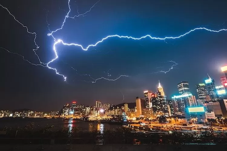 Ilustrasi : Sejumlah daerah di Provinsi Lampung ditetapkan masuk dalam status waspada cuaca ekstrem yang terjadi selama puncak musim hujan. (pexels.com/Nick Kwan)