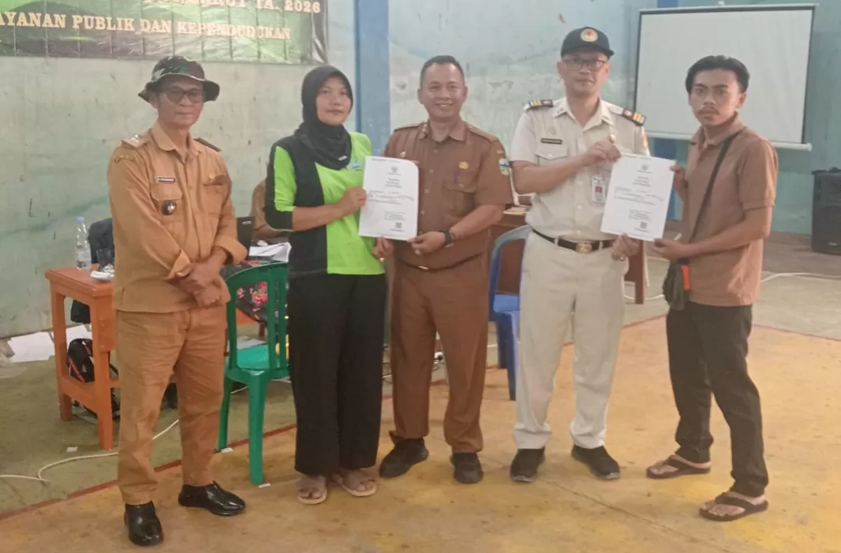 Dinas Kependudukan dan Pencatatan Sipil Kabupaten Garut yang membuka layanan langsung di Desa Mekarmulya (Foto: Istimewa)