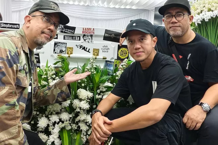 Arian Arifin vokalis band Seringai (paling kiri) berfoto di dekat peti mati Ricky Siahaan (Foto: Gorajuara/ X/ @aparatmati)