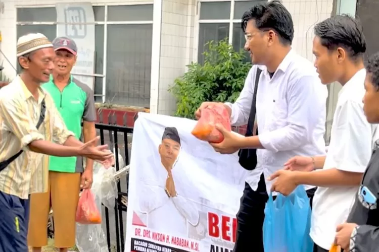 Jumat Berkah, Nikson Nababan Berbagi kepada Masyarakat di Medan Bersama Aliansi Pemuda Sumatera Utara