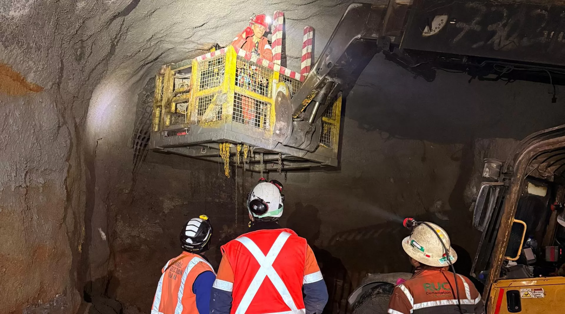 Tim dari PTFI sedang berada di terowongan bawah tanah guna melakukan upaya evakuasi terhadap ketujuh pekerja yang terjebak. (Foto: Dokumen PTFI).