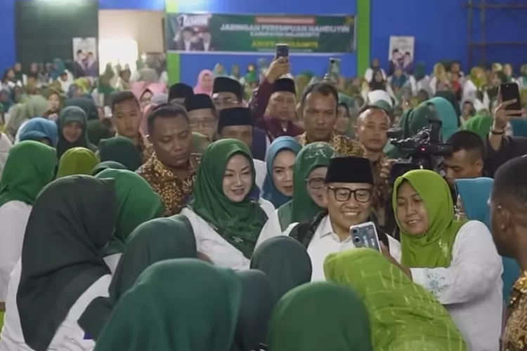 Cak Imin berswafoto dengan para kader JPN di Moojokerto (instagram/@cakiminnow)