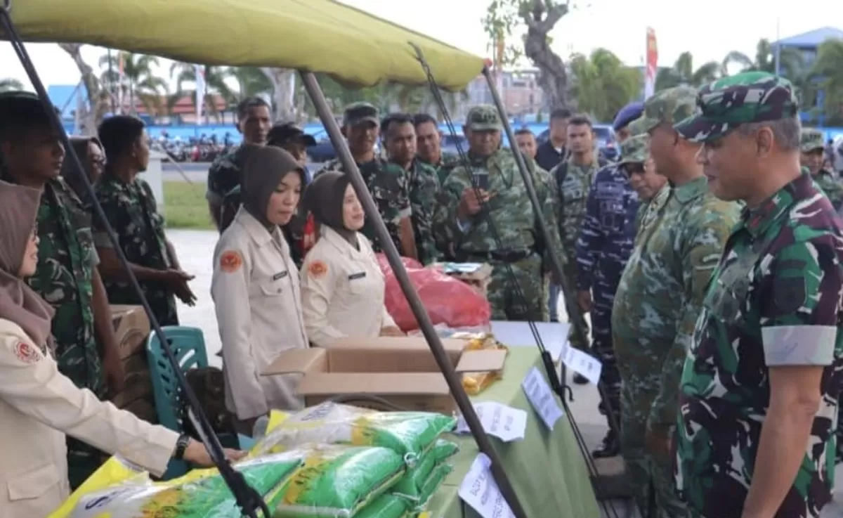 Pelaksanaan Bazar Ramadan TNI Serentak yang digelar di kawasan Tugu Sirih Taman Gurindam 12, Tepi Laut, Kota Tanjungpinang, Kepri.