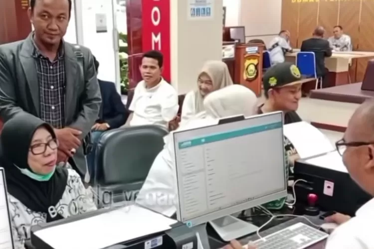 Guna melaporkan seorang wali murid yang diduga melakukan pencemaran nama baik terhadap guru SMKN 7 Palembang di media sosial. (Dok)
