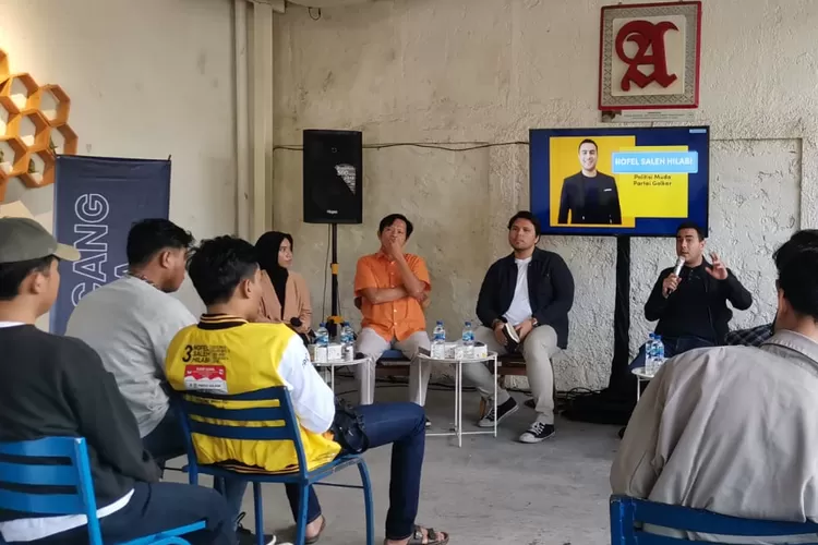 Ketua DPD Partai Golkar Kota Bekasi Nofel Saleh Hilabi saat menghadiri diskusi bersama anak muda bertajuk Bincang Muda, sebelum masa tenang Pemilu 2024. (RADAR DEPOK)