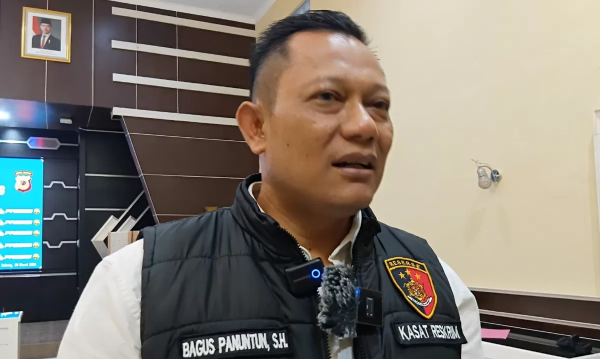 Kasat Reskrim Polres Subang AKP Bagus Panuntun memberikan keterangan kepada awak media terkait perkembangan kasus dugaan pencemaran nama baik dan pemerasan di Aula Patriatama Polres Subang, Senin, 30 Maret 2026