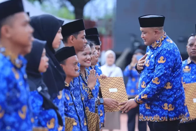 Bupati Bogor Rudy Susmanto saat memberikan SK pengangkatan PPPK Paruh Waktu di Lapangan Panahan Stadion pakansari, Cibinong, Jumat (14/11/2025).  (DOKUMEN DISKOMINFO)