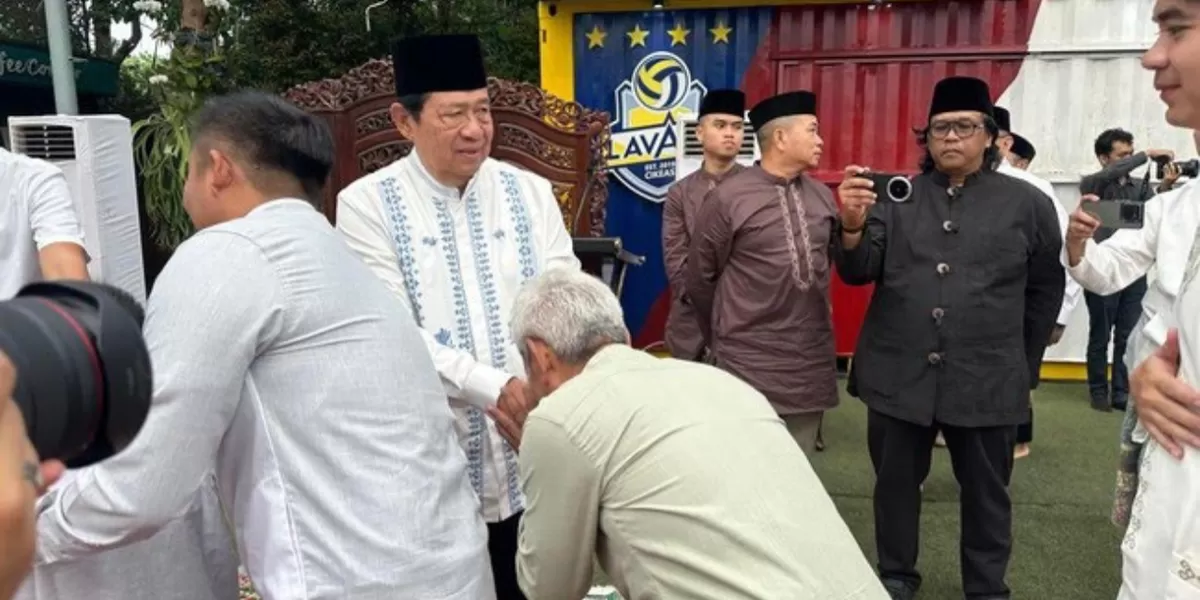 SBY bersalaman dengan keluarga dan kerabat saat halalbihalal Lebaran di kediamannya di Cikeas (Ist)