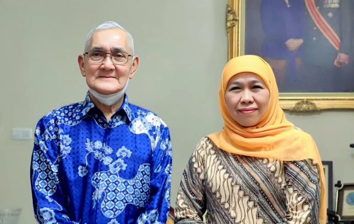 Try Sutrisno bersama Gubernur Jatim Khofifah Indar Parawansa, kala itu, di Gedung Negara Grahadi, Surabaya. (Ist)