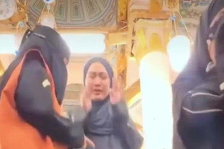 Jamaah Wanita Indonesia diusir Askar Raudhah Masjid Nabawi. (Tangkapan Layar Ig @kabarmakkah)