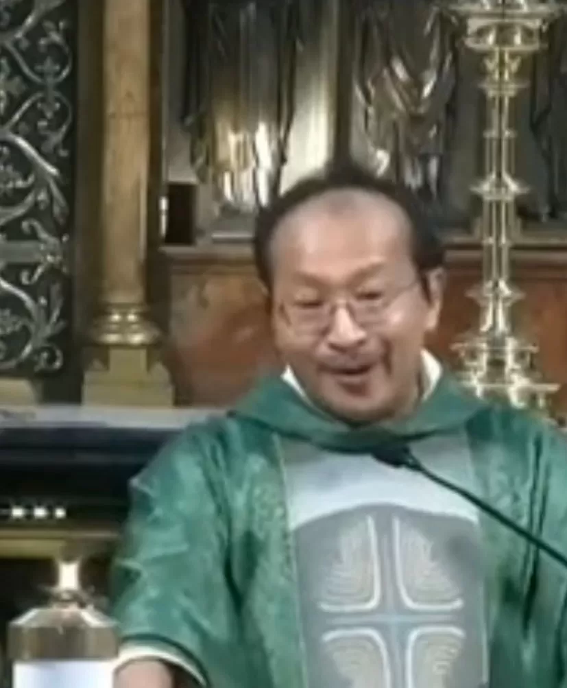 Romo Hani Rudi Hartoko, SJ ketika sedang berkhotbah. (Instagram / @lahir.katolik)