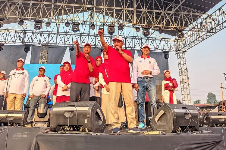 Walikota Depok Mohammad Idris, didampingi Kapolres Metro Depok Kombes Arya Perdana (kanan), dan Wakil Walikota Depok Imam Budi Hartono (kiri) saat menyapa peserta Fun Walk dan Fun Bike dari atas panggung puncak perayaan HUT ke 79 RI tingkat Kota Depok di White House, Kelurahan Sukatani. (RADAR DEPOK)