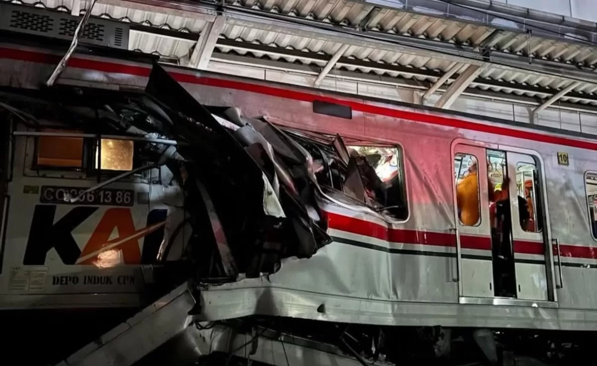 Potret kondisi pasca terjadi kecelakaan beruntun antara KRL Commuter Line dengan KA Argo Bromo Anggrek di Bekasi Timur (Instagram/pandawaragroup)