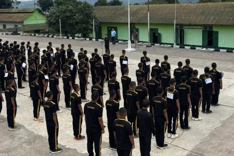 Mahasiswa baru Polifurneka saat mengikuti kegiatan bela Negara di Barak Bantir Sumowono.  (dokumen)