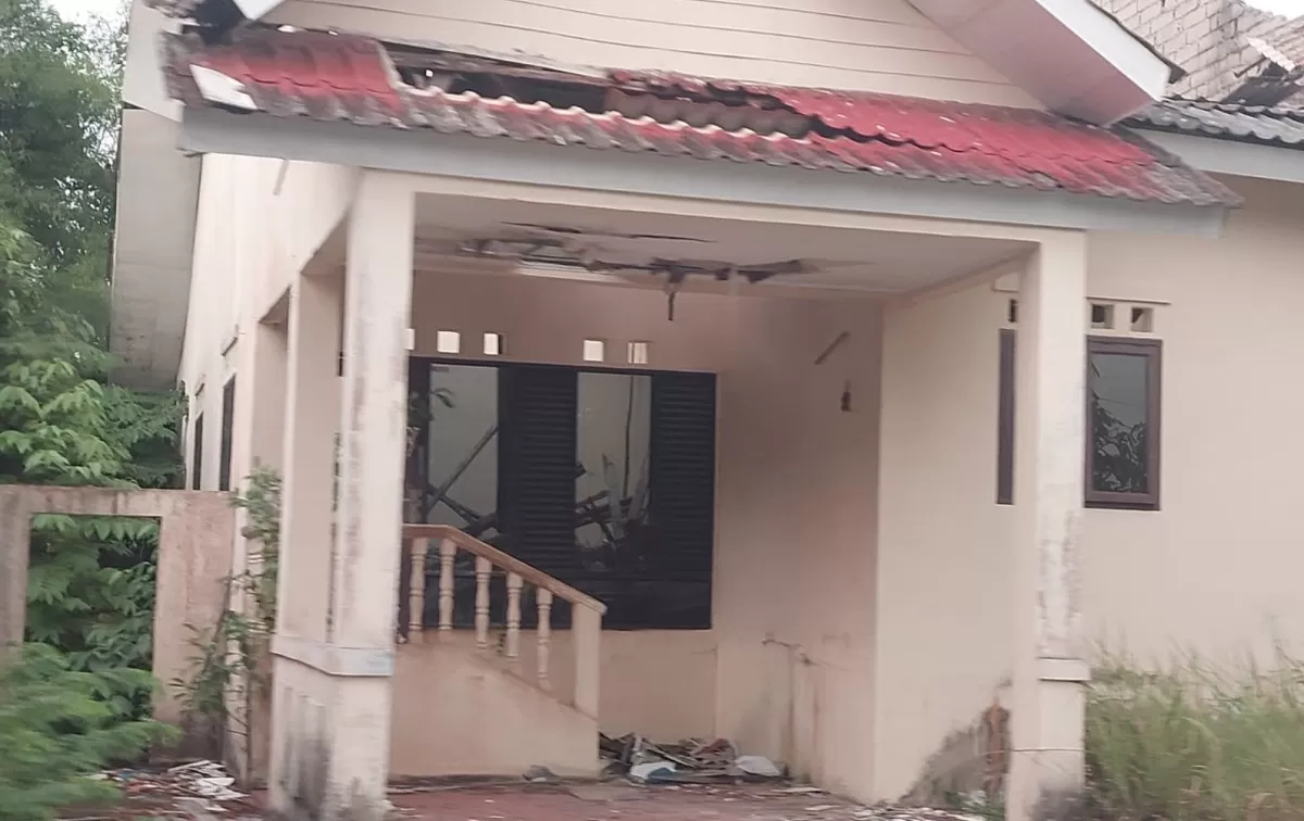 Salah satu rumah dinas terbengkalai berada di Jalan Kartini Sungai Harapan, Sekupang Batam.