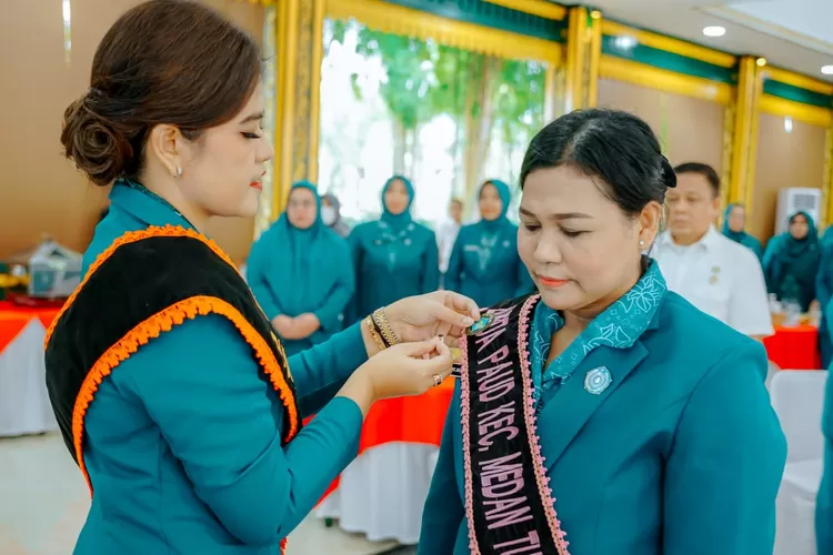 Ketua TP PKK Kota Medan Kahiyang Ayu Bobby Nasution melantik Ketua TP PKK Kecamatan Medan Tuntungan. Berpesan jalankan 10 program pokok PKK.