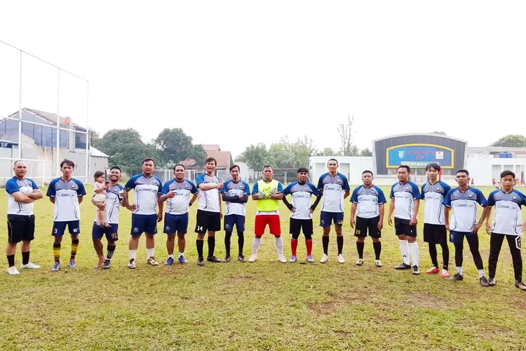 Semangat kebersamaan dan sportivitas mewarnai lapangan hijau Stadion PSP Sawangan, Kecamatan Sawangan, Depok, Sabtu (18/7) sore. Tim SVFC tipis 3&ndash;2 dari Sawangan All Start FC. (DOKUMEN NARASUMBER)