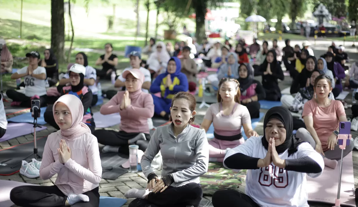 Ratusan penggiat yoga di Puncak Resort International menyatukan energi dalam balutan udara pegunungan. (FOTO: Ist)