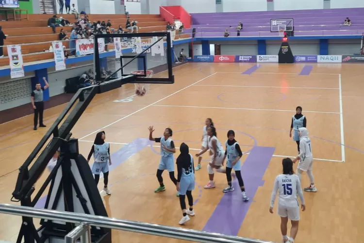 Tim voli putri yang bertarung pada ajang Popwilda Wilayah I Provinsi Jawa Barat 2024, di Gor Kota Depok. (DISPORYATA KOTA DEPOK)