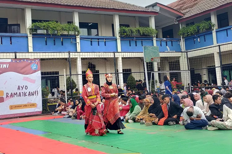 Suasana kegiatan peringatan Hari Kartini di halaman SMPN 5 Depok. (ANDIKA EKA/RADAR DEPOK)