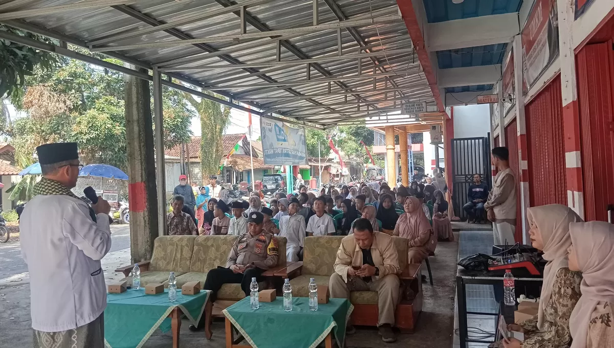 Foto: Sejumlah lansia dan anak yatim menghadiri kegiatan bakti sosial serta penyerahan santunan dan wakaf Al-Qur'an yang digelar oleh mahasiswa KKN IAI Al-Azhary di Kantor Desa Mekarwangi, Kecamatan Haurwangi. (FOTO: Ist)