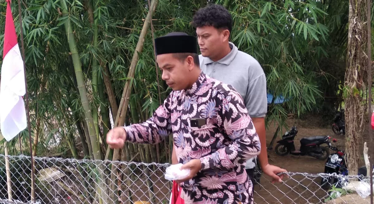 Suasana khidmat dan penuh rasa syukur mewarnai kegiatan Peusejuek sekaligus peresmian Jembatan Gantung Garuda yang berlokasi di Desa Gampong Tengoh, Kecamatan Sawang, Kabupaten Aceh Utara, 24 Februari 2026. (Kalimantansatu.com/Dok. Dispenad)