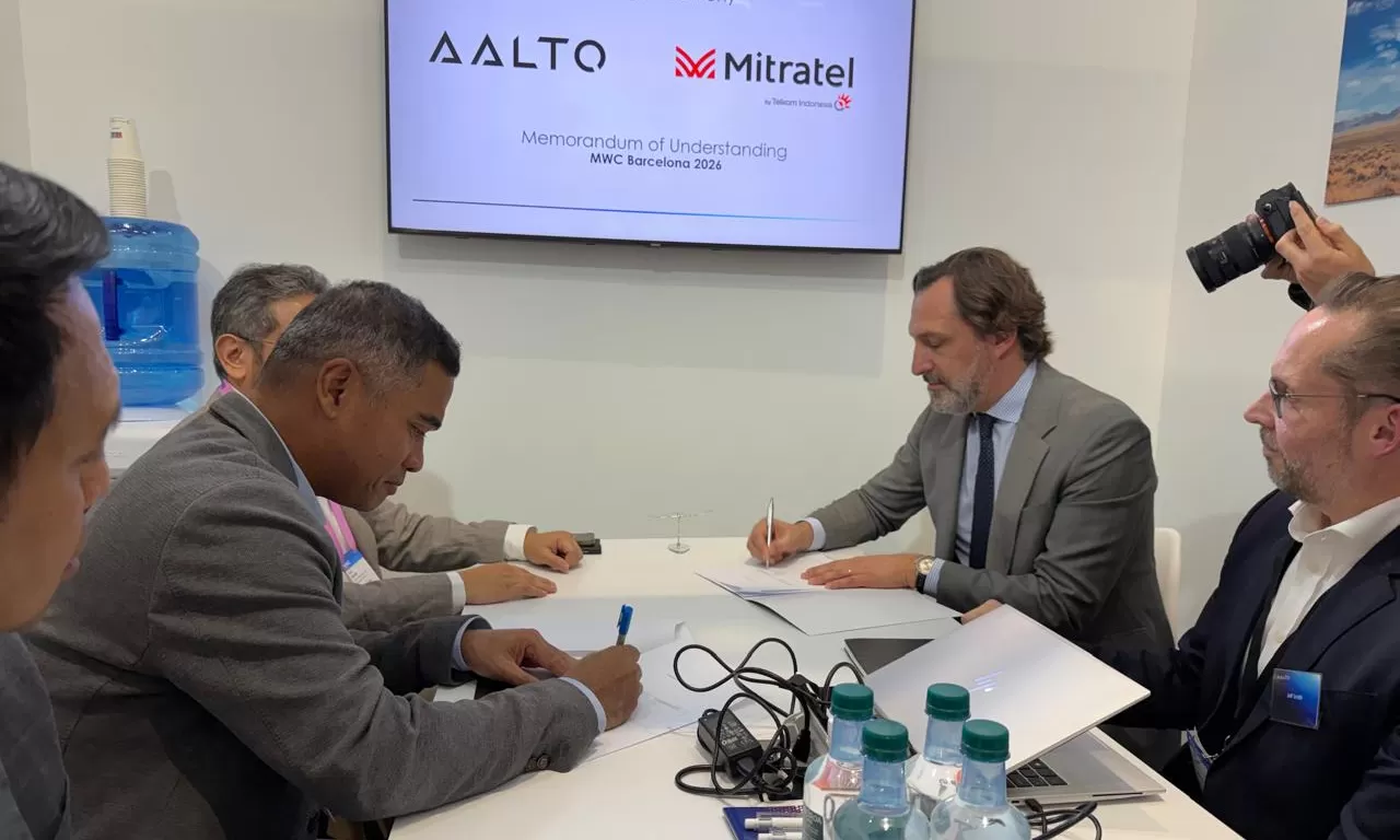 Penandatanganan Nota Kesepahaman antara Mitratel dan AALTO disaksikan oleh Direktur Strategic Business Development & Portfolio Telkom Seno Soemadji (paling kiri).