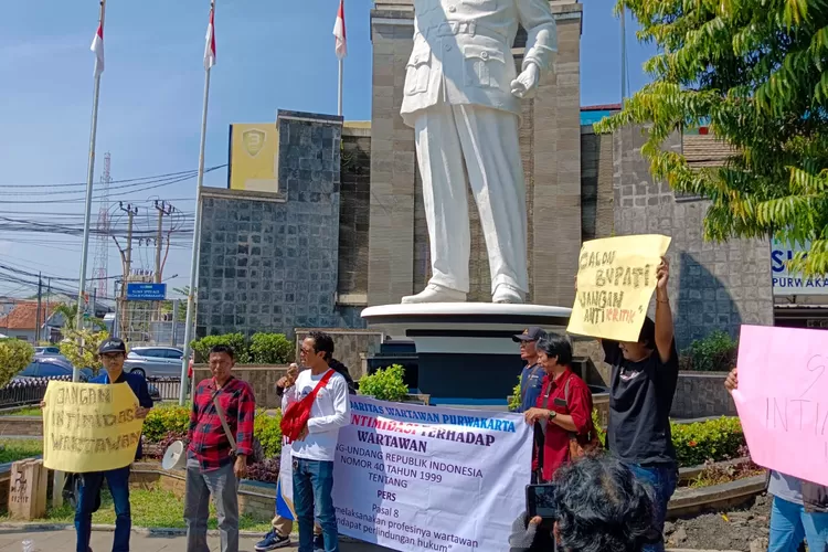 Aksi puluhan wartawan di Purwakarta di Taman Pembaharuan, Jalan Veteran, Senin 30 September 2024. (Foto: Aik/Metropolitan.id)