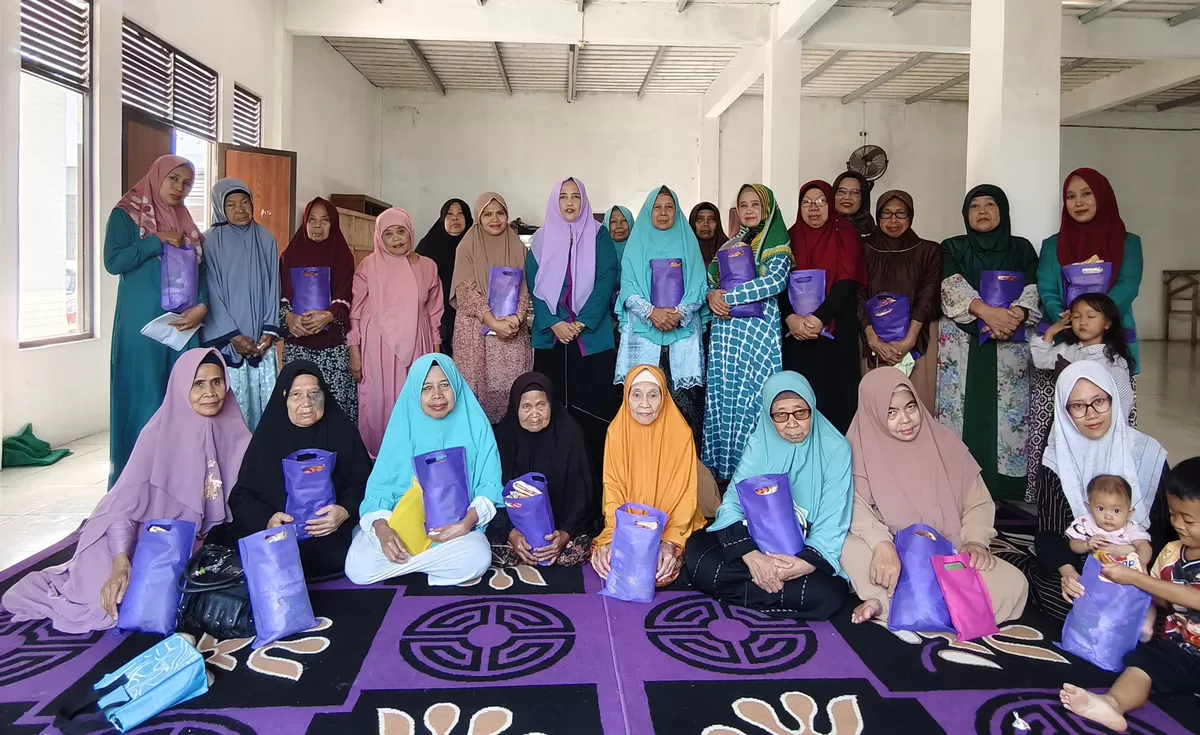 Perempuan Bangsa Cianjur santuni puluhan lansia. (FOTO: Ist)