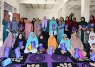 Peringati Hari Asyura, Perempuan Bangsa Cianjur Santuni Puluhan Lansia